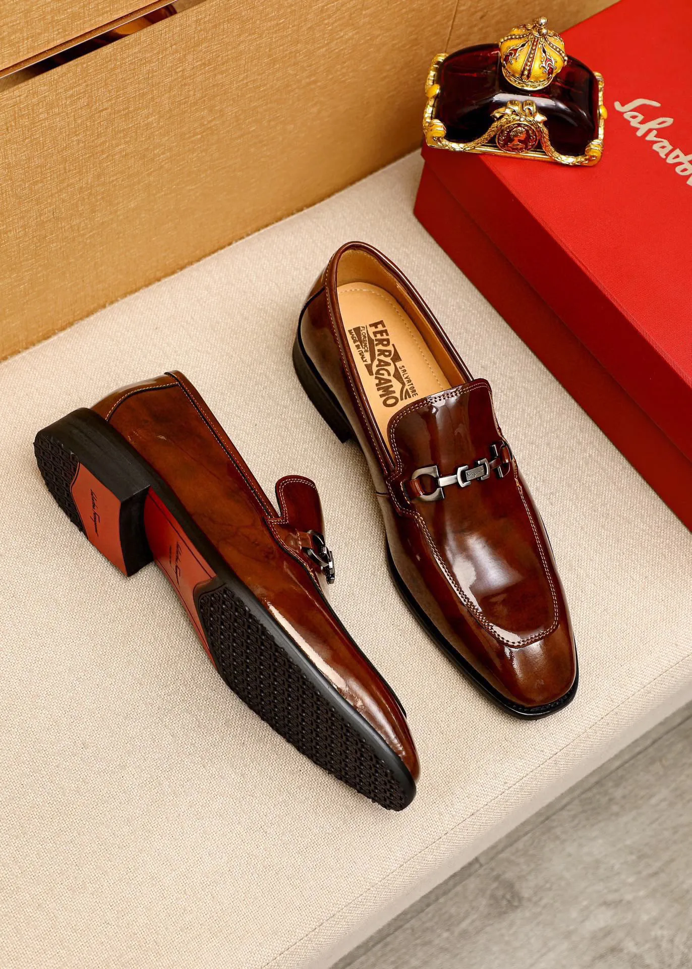 Men's shoes 💰460 💐 Product trademark: Ferragamo "Ferragamo" casual leather shoes Regular size: 38-44 (custom-made for 45🉑️) Product materials: Selected imported first-layer open-edge beaded cowhide upper + original hardware buckle, imported water-dyed cowhide leather lining. Strong three-dimensional visual effect, combined outsole Color: 3⃣️colors available